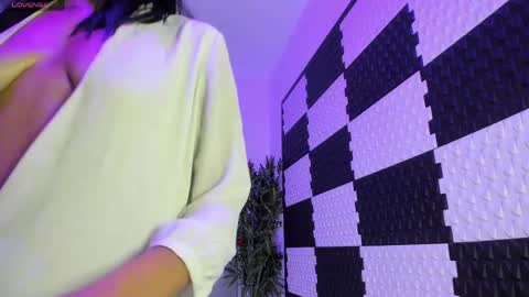 Mia online show from 04/23/26, 11:53