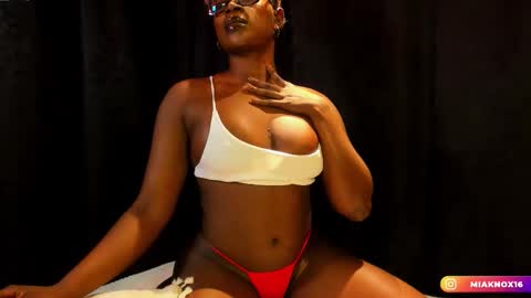 Mia online show from 12/23/25, 12:08