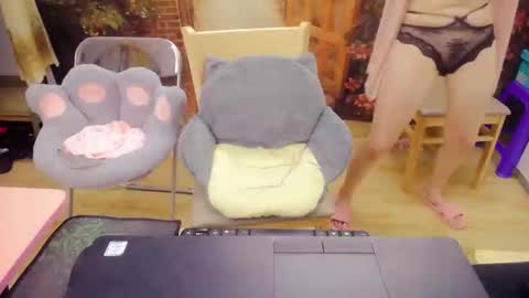 Mia online show from 10/12/25, 02:10