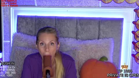 Snapshot of miamilfs chatting on 11/14/25, 03:44 Mia online show from 11/14/25, 03:44