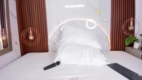 Mia  online show from 10/08/25, 04:32