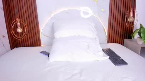 Mia  online show from 11/08/25, 04:45