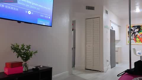 Snapshot of miamiworld chatting on 05/24/26, 08:30 MiamiWorld online show from 05/24/26, 08:30