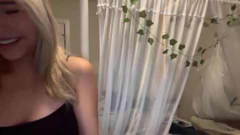 Snapshot of miamoon9 chatting on 02/26/26, 05:06 Mia online show from 02/26/26, 05:06