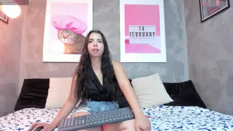 Mia online show from 12/22/25, 07:44