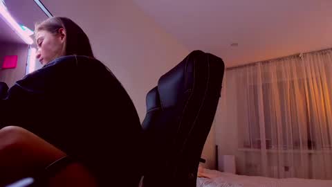 Mia online show from 04/16/26, 09:39