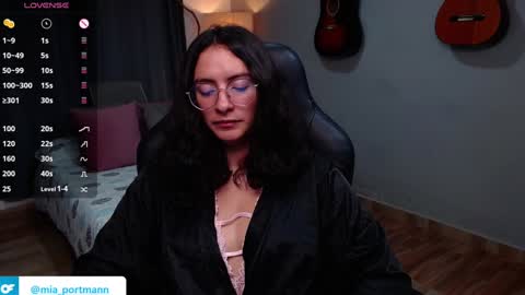 Snapshot of miaportman chatting on 12/18/24, 12:18 MIAPORTMANN online show from 12/18/24, 12:18