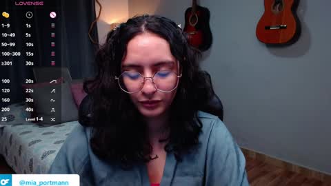 Snapshot of miaportman chatting on 01/09/25, 12:19 MIAPORTMANN online show from 01/09/25, 12:19