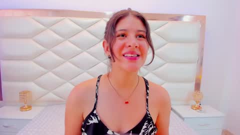 Snapshot of miaqueen021 chatting on 01/24/25, 06:25 Sweetie Mia online show from 01/24/25, 06:25