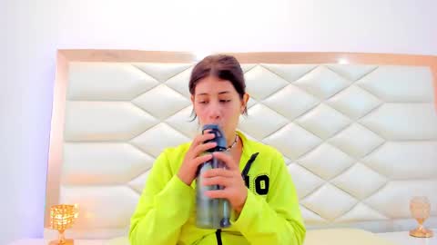 Snapshot of miaqueen021 chatting on 02/21/25, 06:37 Sweetie Mia online show from 02/21/25, 06:37