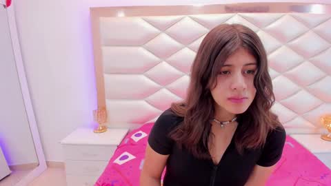 Snapshot of miaqueen021 chatting on 03/03/25, 12:27 Sweetie Mia online show from 03/03/25, 12:27