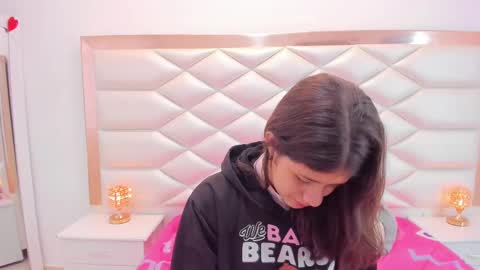 Snapshot of miaqueen021 chatting on 03/11/25, 12:28 Sweetie Mia online show from 03/11/25, 12:28