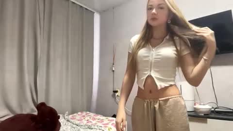 Snapshot of miasuszynski chatting on 02/08/26, 10:18 Milana online show from 02/08/26, 10:18