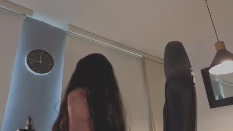 Mia online show from 03/12/26, 07:42