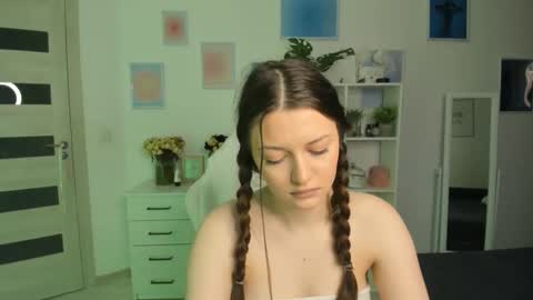 Mia online show from 09/12/25, 03:39