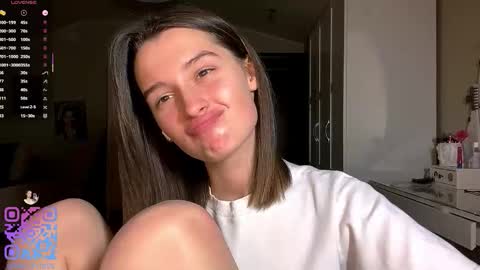 Snapshot of michael_pors chatting on 12/15/25, 02:21 Emily online show from 12/15/25, 02:21