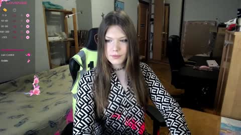 Snapshot of micheledoll chatting on 12/02/24, 10:18 MicheleDoll online show from 12/02/24, 10:18