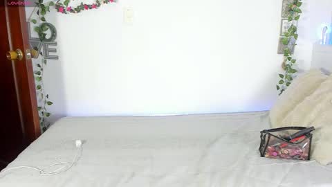 Snapshot of michell_anyeli chatting on 10/30/25, 10:54 Michell online show from 10/30/25, 10:54