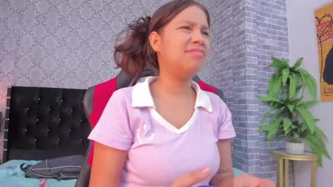 Snapshot of michelle_and_roger chatting on 02/14/25, 06:51 Michelle y Roger online show from 02/14/25, 06:51