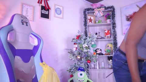 Snapshot of michelle_chang_ chatting on 12/17/25, 07:20 MICHELLE CHANG online show from 12/17/25, 07:20