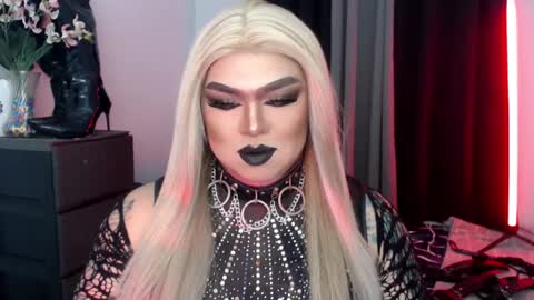 Snapshot of michellevixen921 chatting on 10/28/25, 05:37 Michelle online show from 10/28/25, 05:37