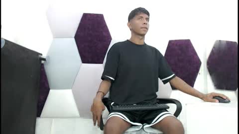 Snapshot of mick_storm chatting on 11/23/25, 07:02 Mick storm online show from 11/23/25, 07:02