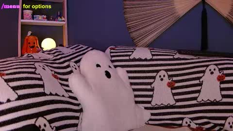 Snapshot of midnight__muse chatting on 10/22/25, 04:35 Rain online show from 10/22/25, 04:35