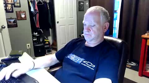 Snapshot of midwestdad09 chatting on 04/26/26, 10:57 midwestdad09 online show from 04/26/26, 10:57