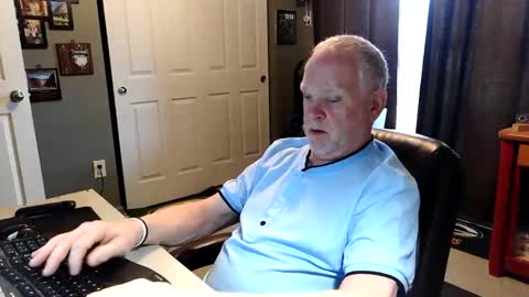 Snapshot of midwestdad09 chatting on 04/27/26, 02:04 midwestdad09 online show from 04/27/26, 02:04