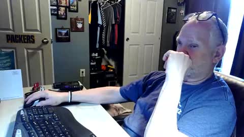 Snapshot of midwestdad09 chatting on 04/29/26, 02:43 midwestdad09 online show from 04/29/26, 02:43