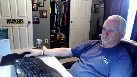 Snapshot of midwestdad09 chatting on 04/29/26, 06:25 midwestdad09 online show from 04/29/26, 06:25