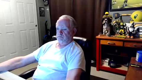 Snapshot of midwestdad09 chatting on 05/04/26, 08:54 midwestdad09 online show from 05/04/26, 08:54