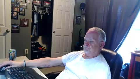 Snapshot of midwestdad09 chatting on 05/07/26, 09:53 midwestdad09 online show from 05/07/26, 09:53
