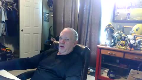 Snapshot of midwestdad09 chatting on 05/09/26, 05:29 midwestdad09 online show from 05/09/26, 05:29