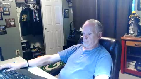 Snapshot of midwestdad09 chatting on 05/11/26, 10:54 midwestdad09 online show from 05/11/26, 10:54