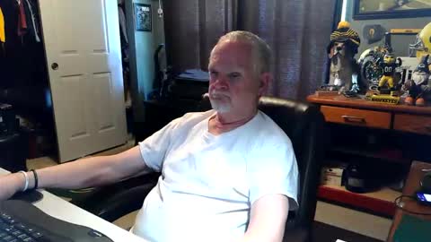 Snapshot of midwestdad09 chatting on 05/13/26, 07:11 midwestdad09 online show from 05/13/26, 07:11