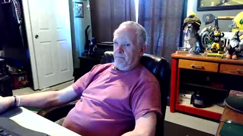 Snapshot of midwestdad09 chatting on 05/14/26, 02:13 midwestdad09 online show from 05/14/26, 02:13