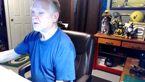 Snapshot of midwestdad09 chatting on 05/17/26, 10:22 midwestdad09 online show from 05/17/26, 10:22