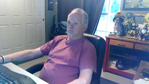 Snapshot of midwestdad09 chatting on 05/18/26, 10:04 midwestdad09 online show from 05/18/26, 10:04