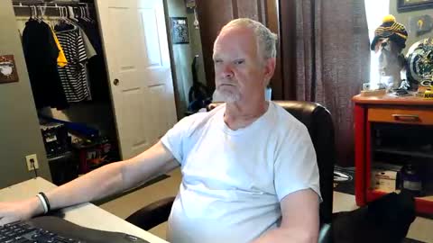Snapshot of midwestdad09 chatting on 05/21/26, 09:22 midwestdad09 online show from 05/21/26, 09:22