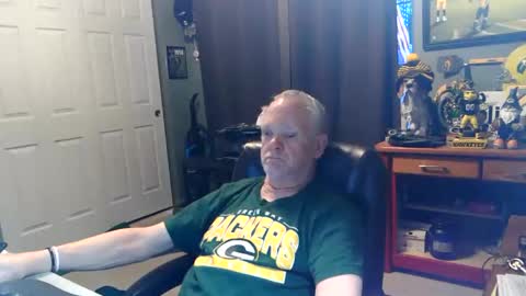 Snapshot of midwestdad09 chatting on 05/25/26, 10:21 midwestdad09 online show from 05/25/26, 10:21