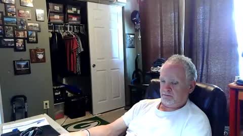 Snapshot of midwestdad09 chatting on 05/27/26, 06:27 midwestdad09 online show from 05/27/26, 06:27