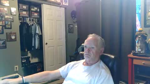 Snapshot of midwestdad09 chatting on 05/31/26, 10:33 midwestdad09 online show from 05/31/26, 10:33