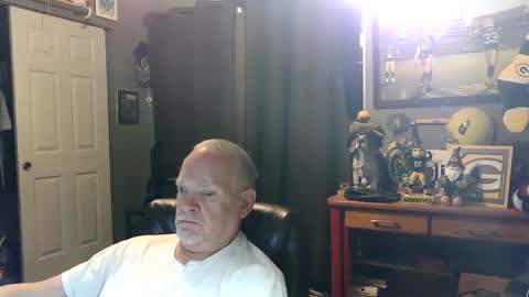 Snapshot of midwestdad09 chatting on 06/11/26, 07:28 midwestdad09 online show from 06/11/26, 07:28