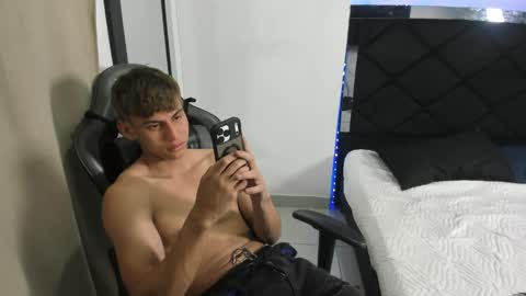 Snapshot of miguel_hz chatting on 04/28/26, 11:43 Miguel Hernandez online show from 04/28/26, 11:43