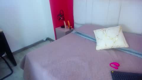 Snapshot of miia_colliins__ chatting on 09/22/25, 01:24 Miia colliins   online show from 09/22/25, 01:24