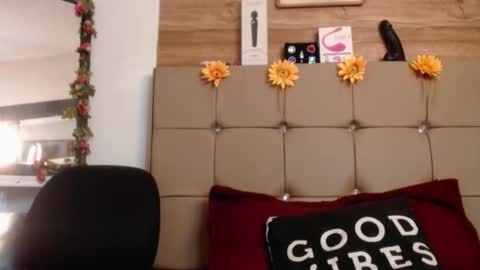 miia online show from 11/12/25, 06:52