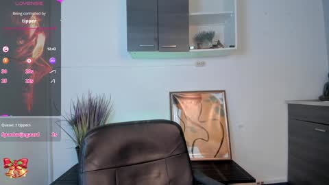 Miia 3 online show from 12/04/24, 06:06