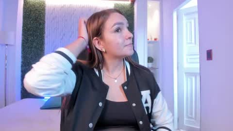 Miia 3 online show from 10/04/25, 11:52