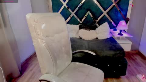 Snapshot of miia_thompson_1 chatting on 12/10/24, 01:11 M I I A online show from 12/10/24, 01:11